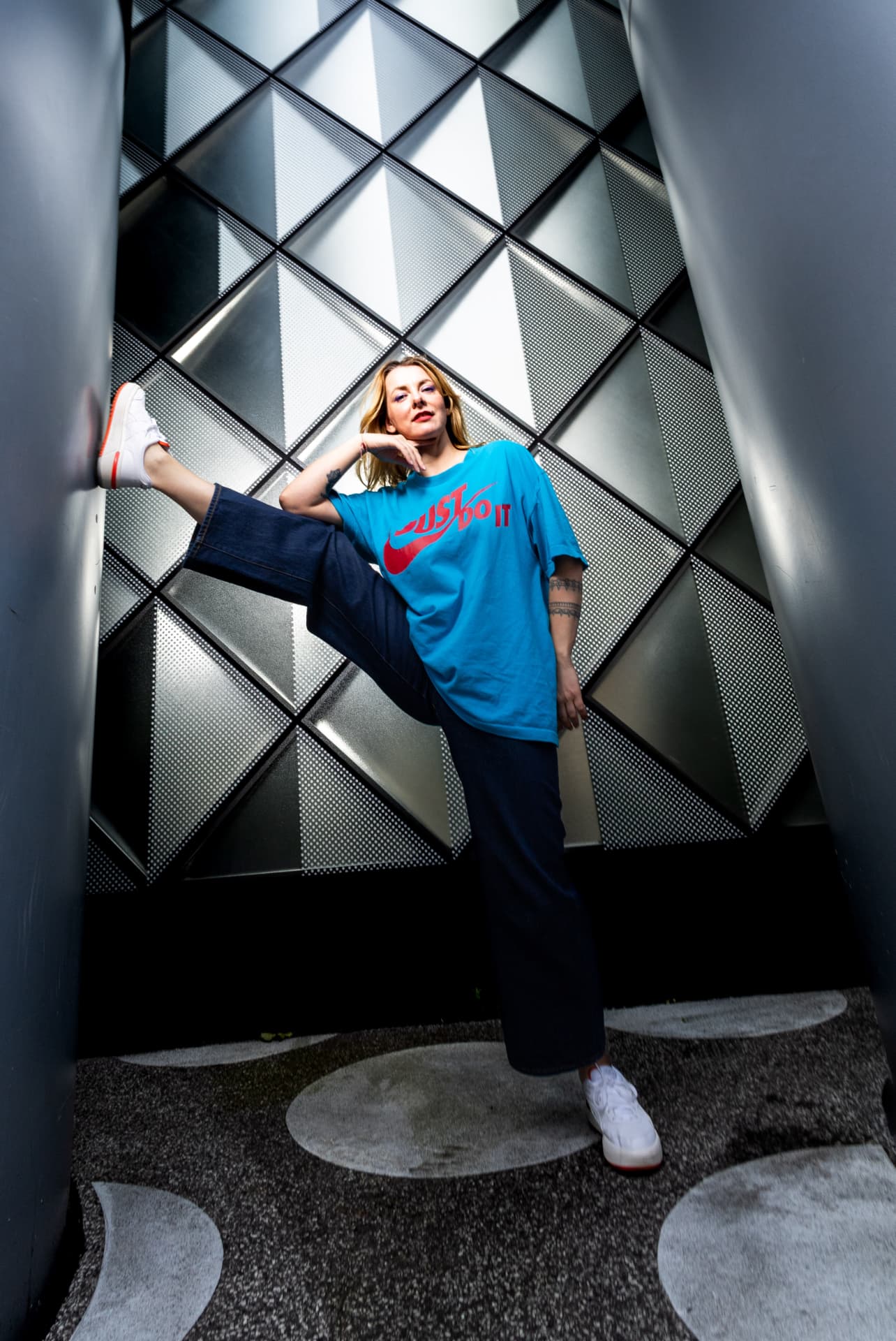 Kristina Bogansky macht einen Beinschlag gegen eine Wand
